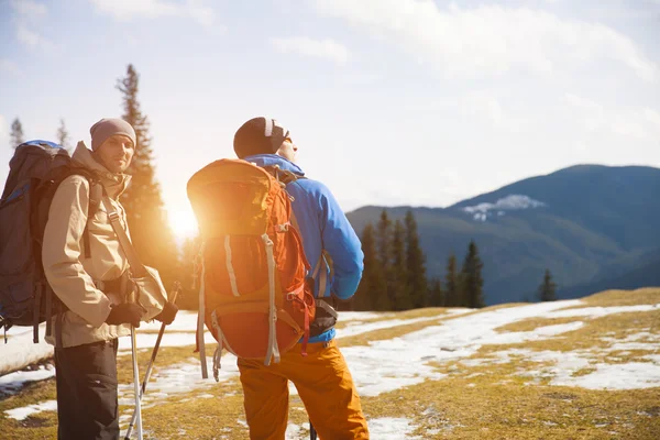 Sırt çantaları ile iki dağcı.