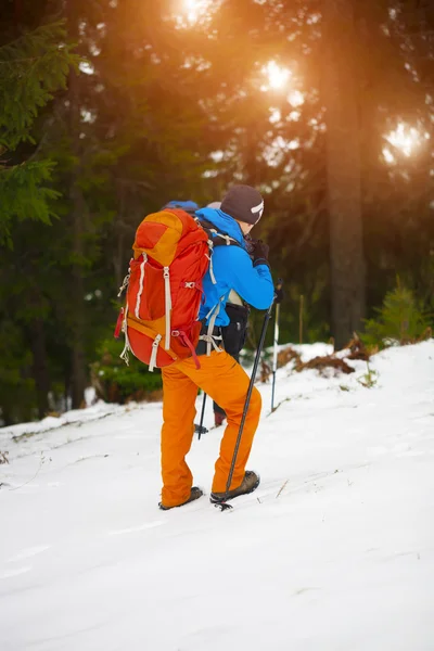 Der Mann mit dem Rucksack. — Stockfoto