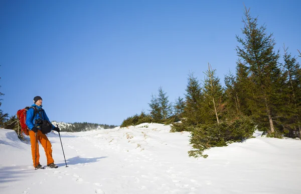 Der Bergsteiger geht auf den Schneehang. — Stockfoto
