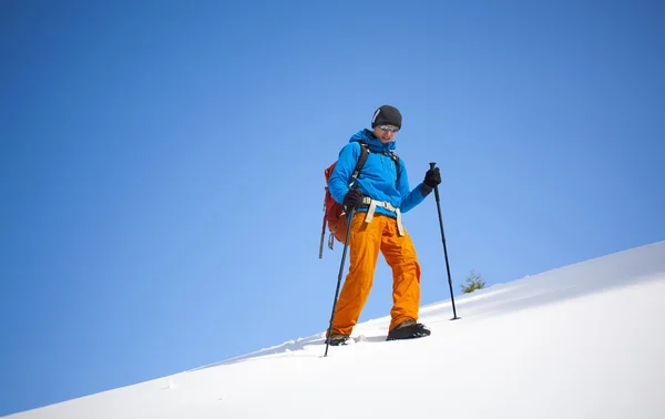 A mászó megy a hó-lejtőn. — Stock Fotó