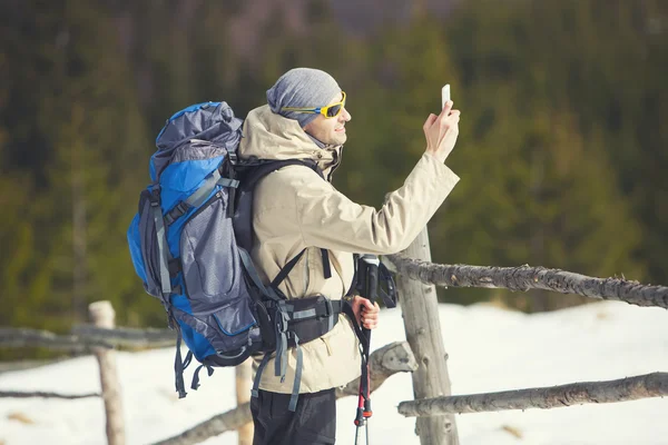 O homem com a mochila . — Fotografia de Stock