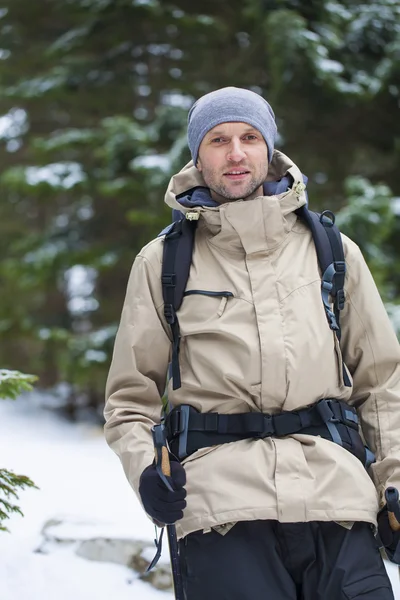 L'uomo con lo zaino . — Foto Stock