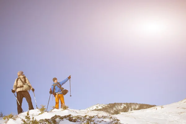 Dos escaladores con mochilas . — Foto de Stock