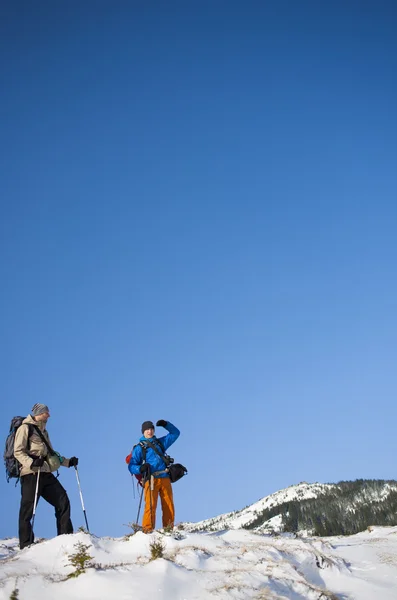 Dois alpinistas com mochilas . — Fotografia de Stock