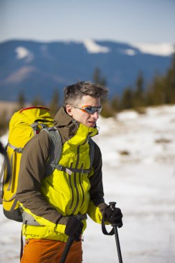 Çantalı adam yönü gösterir.