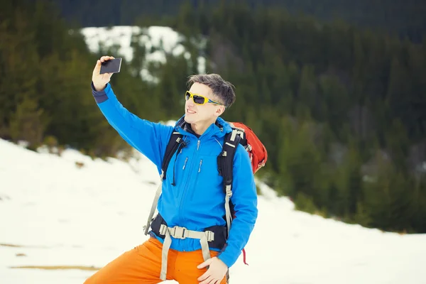 O homem com a mochila . — Fotografia de Stock