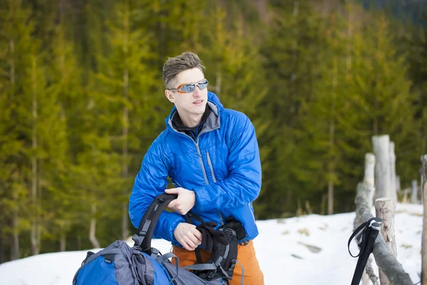 El hombre de la mochila . — Foto de Stock