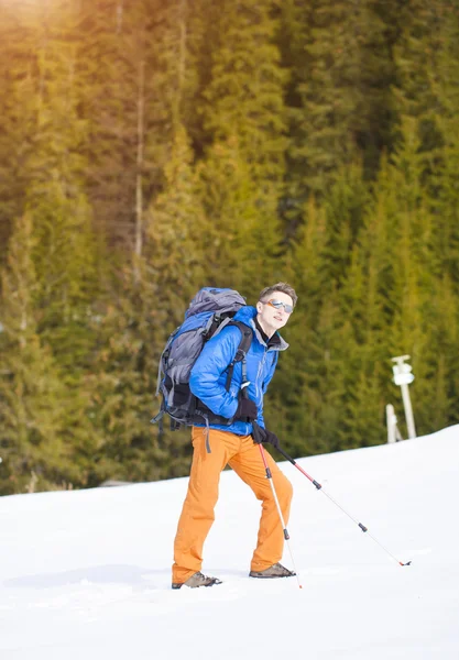 El hombre de la mochila . — Foto de Stock