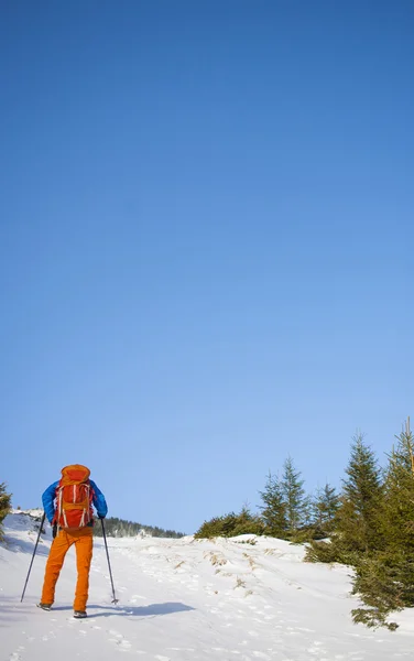 Альпинист идет по снежному склону . — стоковое фото