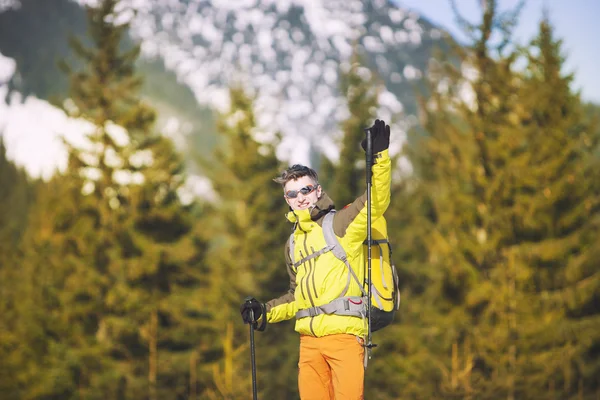 Der Mann mit dem Rucksack glücklich. — Stockfoto