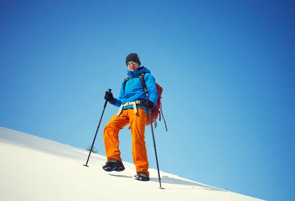 El escalador va en la pendiente de la nieve . — Foto de Stock