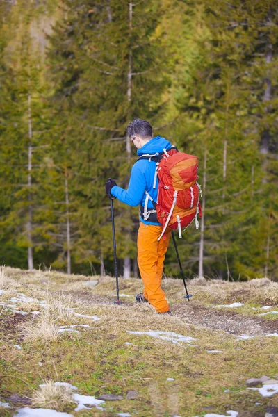 トラックに行く登山者. — ストック写真