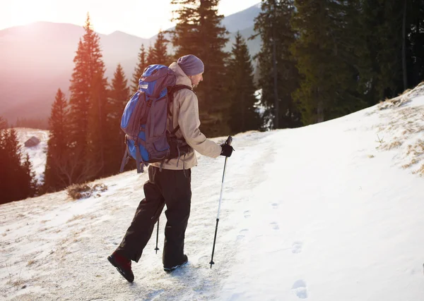 Le grimpeur va sur la piste . — Photo