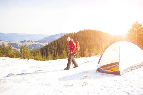 Bergsteiger mit Rucksack in der Nähe des Zeltes. — Stockfoto