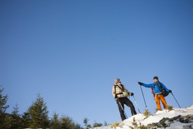 Sırt çantaları ile iki dağcı.