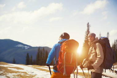 Sırt çantaları ile iki dağcı.
