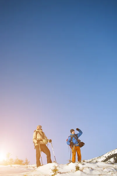 Dos escaladores con mochilas . — Foto de Stock