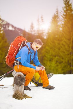 Adam telefonda seyahat ederken.