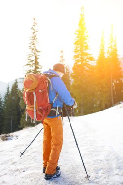 Adam onu hedef gösterir.