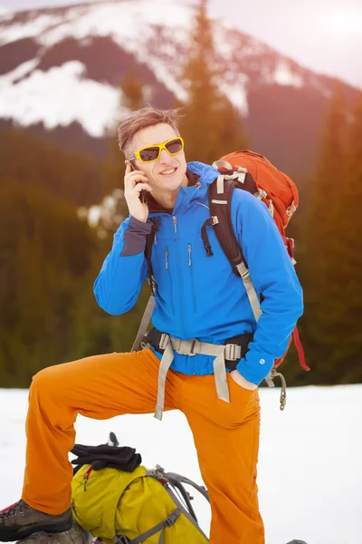 O homem ao telefone enquanto viaja . — Fotografia de Stock