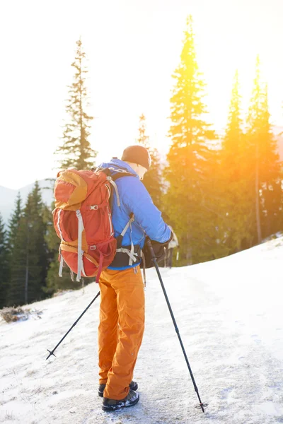 Adam onu hedef gösterir.