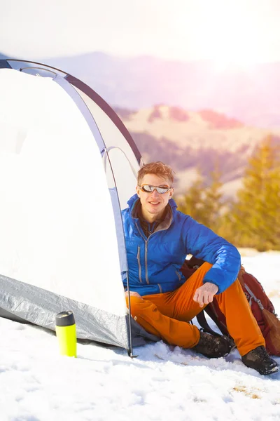 Ein Tourist steht neben einem Zelt und einem Rucksack. — Stockfoto