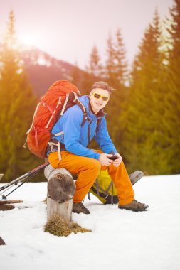 Adam telefonda seyahat ederken.