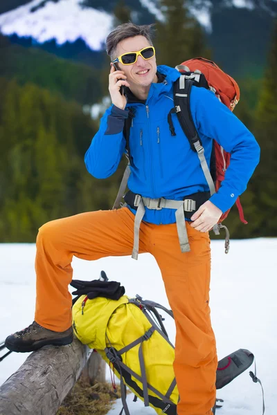 O homem ao telefone enquanto viaja . — Fotografia de Stock