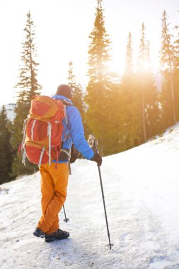 Adam onu hedef gösterir.