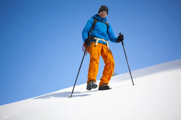 O alpinista vai para a encosta de neve . — Fotografia de Stock