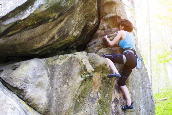 La ragazza si arrampica sulla roccia . — Foto Stock