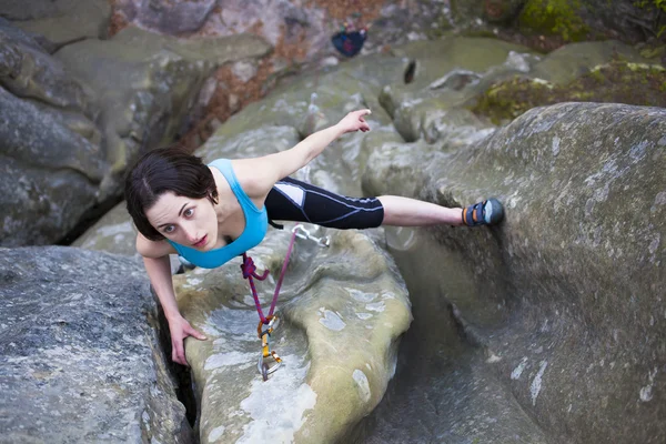 这个女孩爬上岩石. — 图库照片