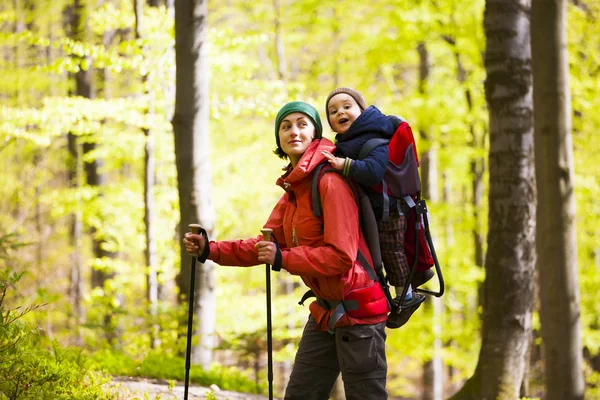 Moeder en kind reist de hele wereld. — Stockfoto