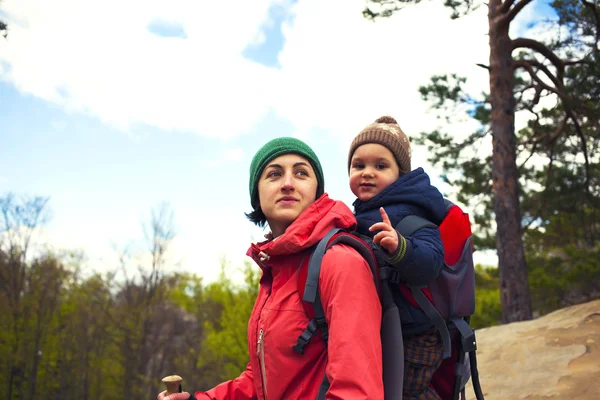 Mamá e hijo viajando por el mundo . — Foto de Stock