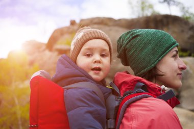 Anne ve çocuk dünya seyahat.