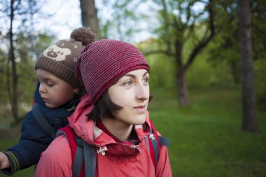 Anne ve çocuk dünya seyahat.