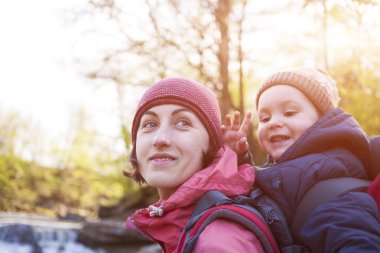 Anne ve çocuk dünya seyahat.