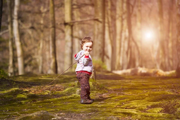 Un niño jugando en el bosque . —  Fotos de Stock