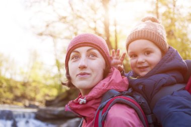 Anne ve çocuk dünya seyahat.