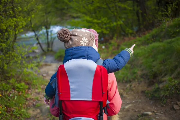 Mamá e hijo viajando por el mundo . —  Fotos de Stock