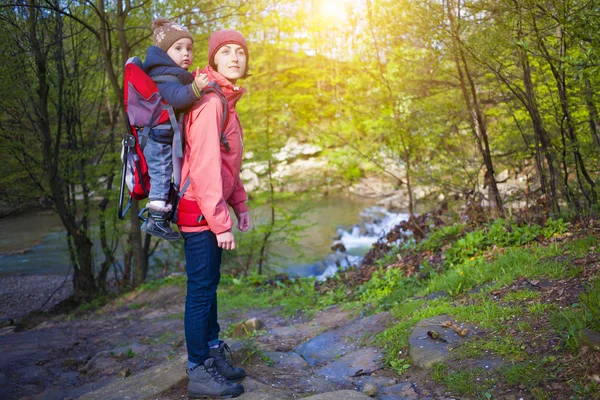 Mutter und Kind auf Weltreise. — Stockfoto