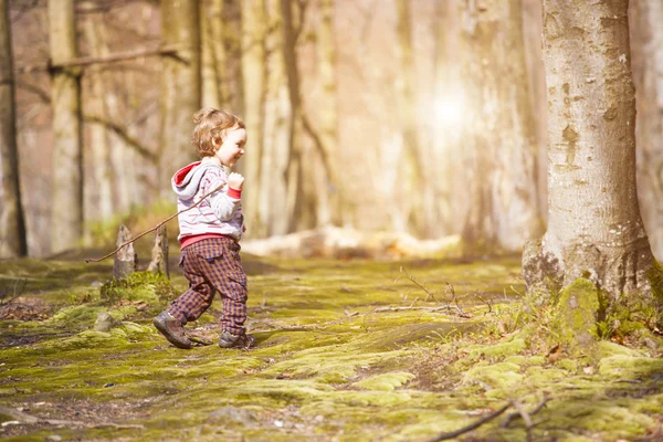 Un niño jugando en el bosque . —  Fotos de Stock