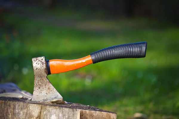 El hacha es para cortar madera en el camping . — Foto de Stock