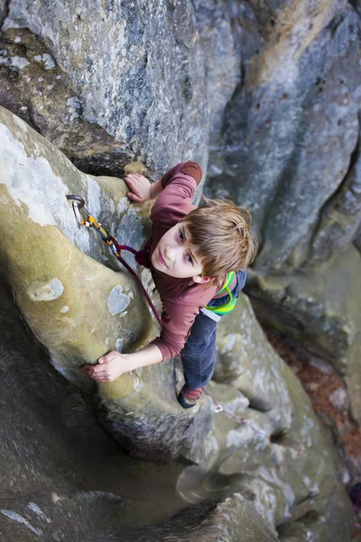 Un niño audaz está escalando . — Foto de Stock