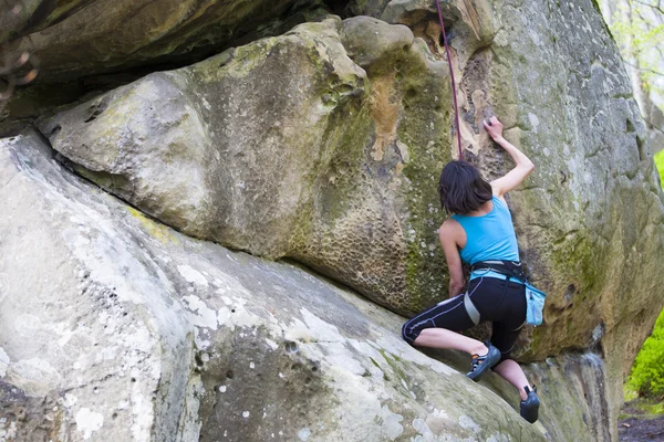 The girl climbs on the rock. — Stock Photo, Image