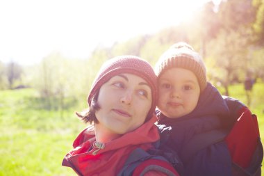 Anne ve çocuk dünya seyahat.