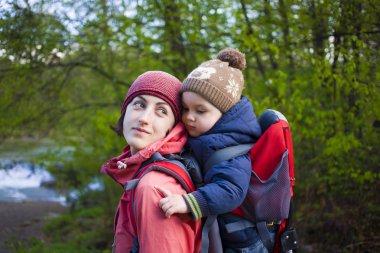 Anne ve çocuk dünya seyahat.