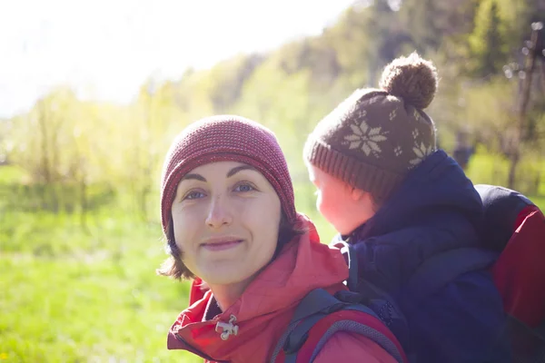 Mama i dziecko podróżuje po świecie. — Zdjęcie stockowe