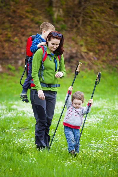 Anne ve çocuk dünya seyahat.