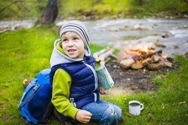 Çocuk bir harita ile seyahat.